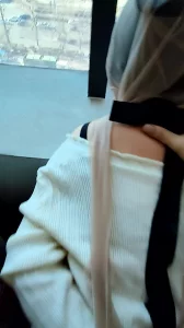 窗边操丝袜人妻姐姐等着她老公上班路过