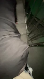 在黑丝御姐楼下后入她